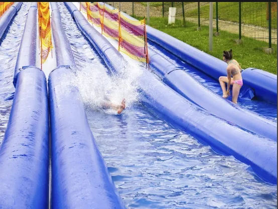 Uczestnik na mokrej powierzchni ślizgawki między bandami